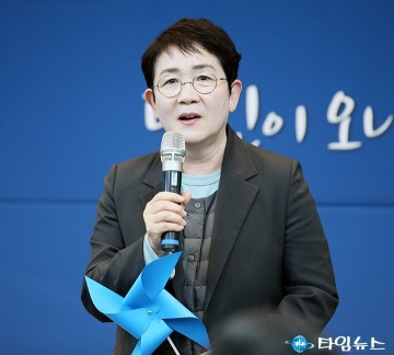 선거사무소 개소식에서 축사하는 박정현 국회의원 예비후보