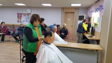 봉명1동 새마을부녀회 어르신 대상 이미용 봉사활동