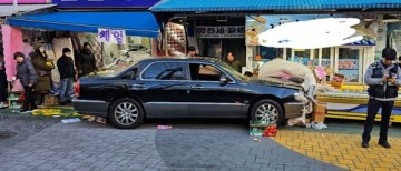 목동 깨비시장 70대 운전자 승용차 돌진사고…10여명 다쳐..